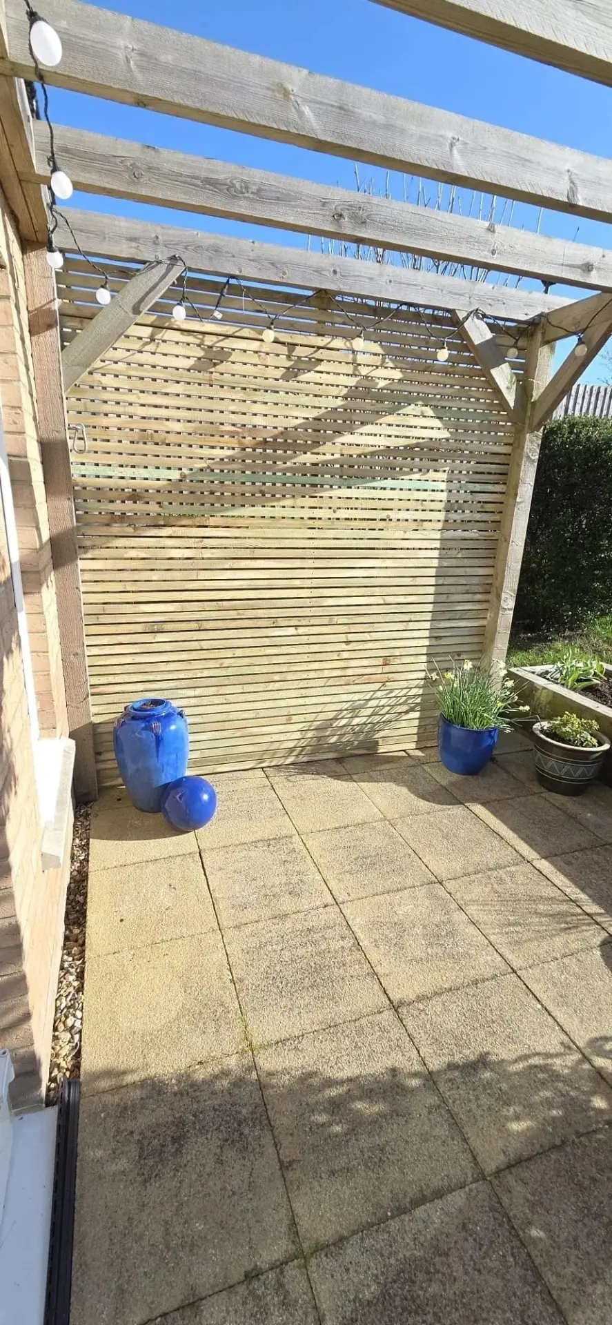 Timber slatted garden screen and pergola built by CV Carpentry & Construction in Cambridge